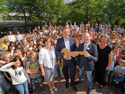 Er&ouml;ffneten 2018 den Ganztagsbetrieb an der Grundschule B&uuml;mmerstede (von links): Schuldezernentin Dagmar Sachse, Oberb&uuml;rgermeister J&uuml;rgen Krogmann, Schulleiter Alexander M&uuml;ller und die SPD-Landtagsabgeordnete Hanna Naber. Die Grundschule B&uuml;mmerstede bietet eine Sp&auml;tbetreuung bis 17 Uhr.