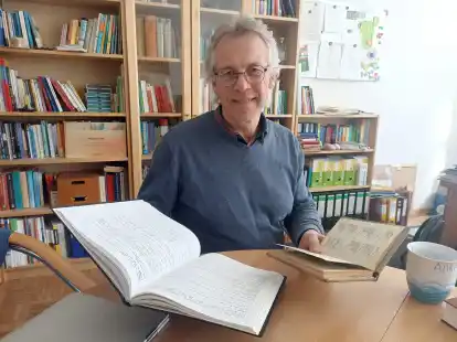 Ulrich Wittmann, Pastor in Blomberg-Neuschoo, mit seinem Gesang- und Gebetsbuch aus Afrika. Er hat mit seiner Familie 14 Jahre dort verbracht und viel erlebt.