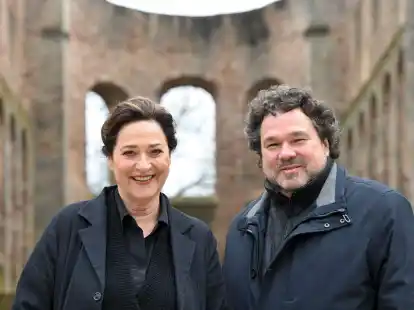 Schauspielerin Charlotte Schwab (l) mit Intendant Joern Hinkel in der Stiftsruine in Bad Hersfeld.