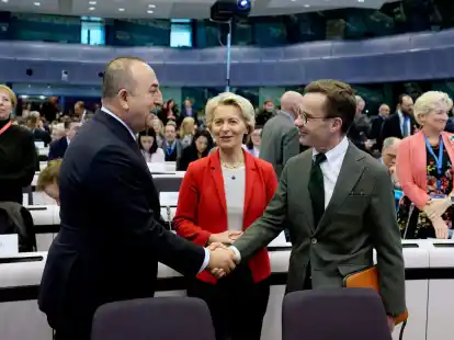Handschlag in Br&uuml;ssel: der t&uuml;rkiche Au&szlig;enminister Mevlut Cavusoglu (l) und Schwedens Ministerpr&auml;sident Ulf Kristersson. In der Mitte: EU-Kommissionspr&auml;sidentin Ursula von der Leyen.