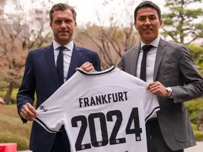 Weiter bei der Eintracht: Makoto Hasebe (r) und Sportvorstand Markus Kr&ouml;sche.