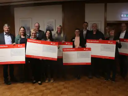 Der Lions-Pr&auml;sident Peter Jelkmann (links) &uuml;bergab am Montag Spendenschecks an die Vertreter von sechs gemeinn&uuml;tzigen Organisationen in Nordenham und Butjadingen.