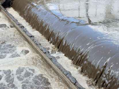 Detail eines Belebungsbeckens in einem Kl&auml;rwerk. Einige PFAS finden unter anderem &uuml;ber Kl&auml;ranlagen ihren Weg in Fl&uuml;sse, Seen und Meere.