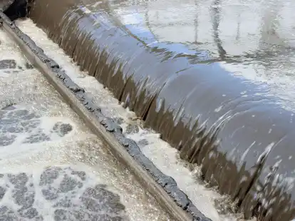 Detail eines Belebungsbeckens in einem Kl&auml;rwerk. Einige PFAS finden unter anderem &uuml;ber Kl&auml;ranlagen ihren Weg in Fl&uuml;sse, Seen und Meere.
