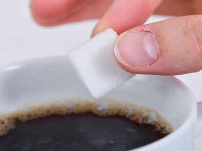 Die WHO empfiehlt maximal zw&ouml;lf L&ouml;ffel Zucker am Tag. Aber die sollten nicht alle im Kaffee landen.