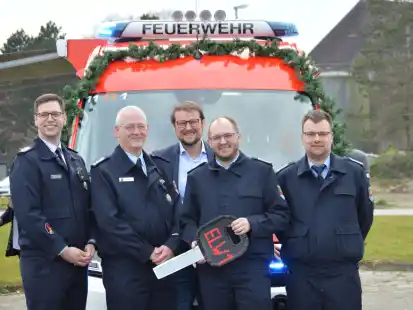 Zwei Ernennungen und eine Schl&uuml;ssel&uuml;bergabe (von links): Dirk Jansen (neuer stellvertretender Ortsbrandmeister), Carsten Iburg (neuer Ortsbrandmeister), OB Tim Kruithoff, Frieder Tritscher (Leiter Kommunikationsgruppe) und sein Stellvertreter Jens Kuiper.