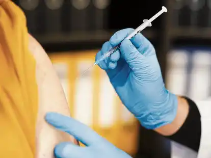 Drei Jahre ist der erste Corona-Lockdown inzwischen her. Dieter Krott, Gesch&auml;ftsf&uuml;hrer der KVN-Bezirksstelle Aurich, blickt zur&uuml;ck auf drei Jahre Pandemie und betont den gro&szlig;en Einsatz der Arztpraxen w&auml;hrend dieser Zeit.