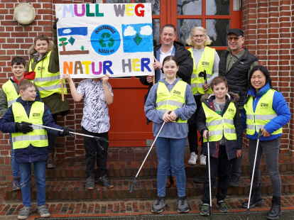 Auch Ovelg&ouml;nnes B&uuml;rgermeister Sascha Stolorz (stehend, 2. von links) lobte das Engagement der Sch&uuml;lerinnen und Sch&uuml;ler.