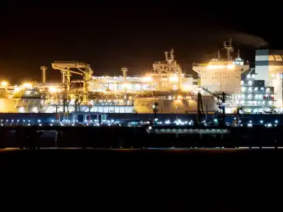 Das Spezialschiff &bdquo;H&ouml;egh Esperanza&ldquo; liegt am neuen Anleger f&uuml;r das LNG-Terminal im Jadebusen und leuchtet in der Dunkelheit. Am 12. M&auml;rz l&ouml;schte ein Tanker zuletzt Gas aus den Vereinigten Staaten.