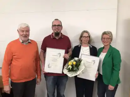 1. Vorsitzender Uwe Leinemann (links) und Gesch&auml;ftsf&uuml;hrerin Cornelia Wolter (rechts) ehrten  die langj&auml;hrigen Mitglieder Carsten Lehmkuhl und  Sabine Niester.