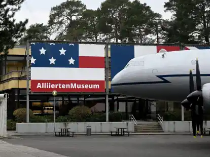 Im Bezirk Steglitz-Zehlendorf befindet sich Alliiertenmuseum. Auf dem Freigel&auml;nde steht das Luftbr&uuml;ckenflugzeug Hastings TG 503 steht.