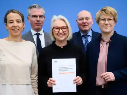 Ulrike Malmendier (l-r), Martin Werding, Monika Schnitzer (Vorsitzende), Achim Truger und Veronika Grimm stellten die aktualisierte Konjunkturprognose 2023/24 vor.