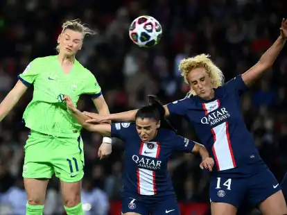 Alexandra Popp (l) und die Wolfsburgerinnen siegten mit 1:0 bei Paris Saint-Germain.