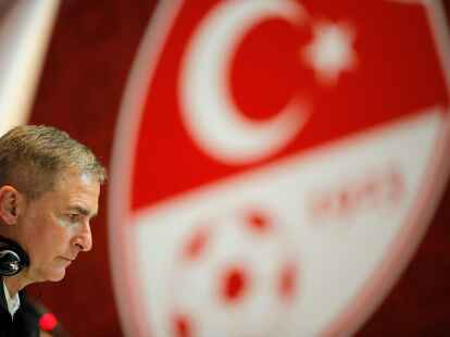 Nationaltrainer Stefan Kuntz startet mit seiner Mannschaft in die wichtige EM-Quali.