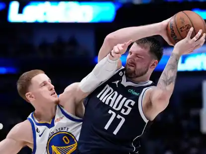 Luka Doncic (r) musste mit den Dallas Mavericks eine Niederlage gegen die Golden State Warriors hinnehmen.