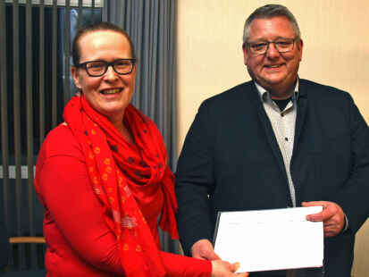 Forderung nach l&auml;ngeren &Ouml;ffnungszeiten in den Kinderg&auml;rten: Gemeindeelternratsvorsitzende Steffi Seiler &uuml;bergab eine Unterschriftenliste an Mario Szlezak