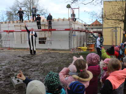 Richtfest f&uuml;r den Anbau an die Kita St. Willehad: Pfarrer Karl Jasbinschek feierte mit den Kindern, den Erzieherinnen und den Handwerkern.