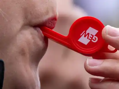 F&uuml;r Montag haben die Gewekschaften EVG&nbsp;und Verdi gro&szlig; angelegte Warnstreiks angek&uuml;ndigt. Reisende sollten sich auf weitreichende Einschr&auml;nkungen im Verkehr einstellen.