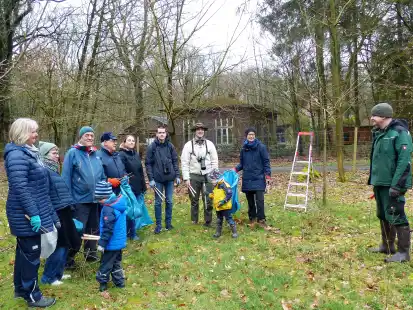 Gartenbauingenieur Heiko Ahlrichs (rechts), informiert die Helferschar am Naturschutzhof &uuml;ber Obstbaumschnitt, bevor Leiterin Katharina Glaum (2. von rechts) das M&uuml;llsammeln zum  &bdquo;Internationaler Tag des Waldes&ldquo; startet.