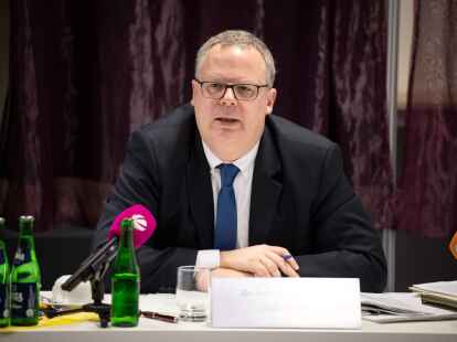 Landeswahlleiter Sebastian Berger bei der Sitzung des Landeswahlausschusses.