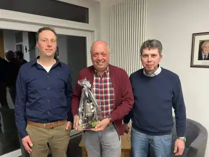 Der wiedergew&auml;hlte Vorsitzende Andreas Ahrens (rechts) und sein neuer Stellvertreter Christoph Niemeyer (links) verabschieden Clemens Haker (Mitte) mit einem Pr&auml;sent aus dem Ortsvorstand der CDU Hemmelte.