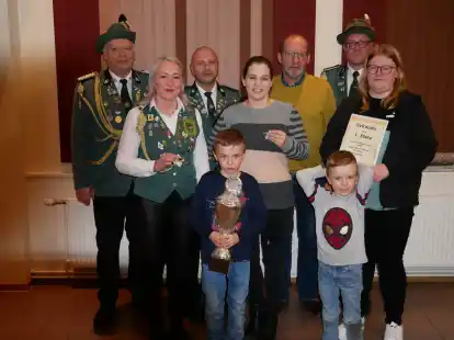 Die Siegermannschaft und die drei besten Einzelsch&uuml;tzen mit Brudermeister Norbert Wetzstein (links) und Hauptschie&szlig;meister Kristian R&uuml;ger (rechts)