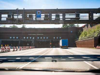 Zufahrt auf der Autobahn 7 auf das Nordportal des Elbtunnels.