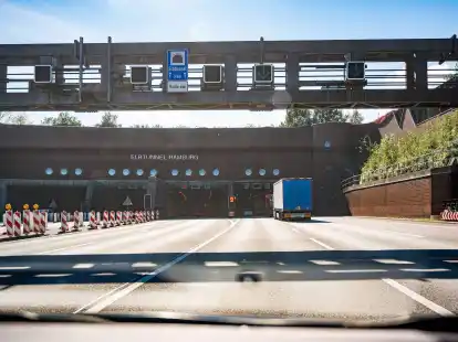 Zufahrt auf der Autobahn 7 auf das Nordportal des Elbtunnels.