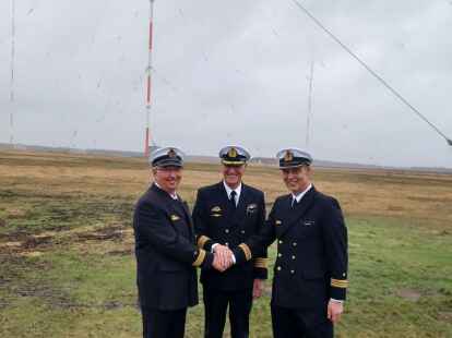 Kapit&auml;nleutnant J&uuml;rgen Burkhardt (rechts) wurde durch Kapit&auml;n zur See J&uuml;lke (Mitte) von seinen Aufgaben entbunden, der sie sodann auf Kapit&auml;nleutnant Peter Gronowski &uuml;bertrug.