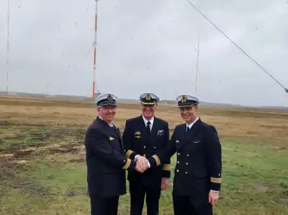 Kapit&auml;nleutnant J&uuml;rgen Burkhardt (rechts) wurde durch Kapit&auml;n zur See J&uuml;lke (Mitte) von seinen Aufgaben entbunden, der sie sodann auf Kapit&auml;nleutnant Peter Gronowski &uuml;bertrug.