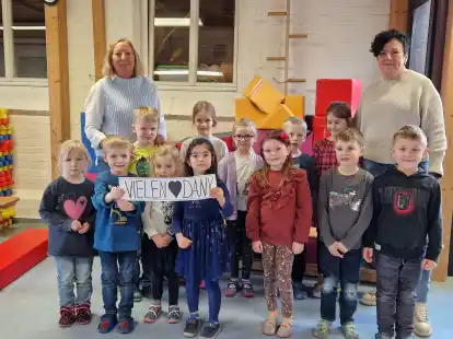 Wollen &bdquo;Danke&ldquo; sagen: Brigitte Bunjor, Leiterin der Kita G&auml;nsebl&uuml;mchen (links), und Cornelia Sohl, Leiterin der Kita Villa Kunterbunt, mit Kindern aus beiden Einrichtungen