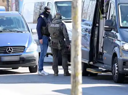 Bei einer Durchsuchung im baden-w&uuml;rttembergischen Reutlingen wurde ein Beamter eines Spezialeinsatzkommandos (SEK) durch einen Schuss verletzt.