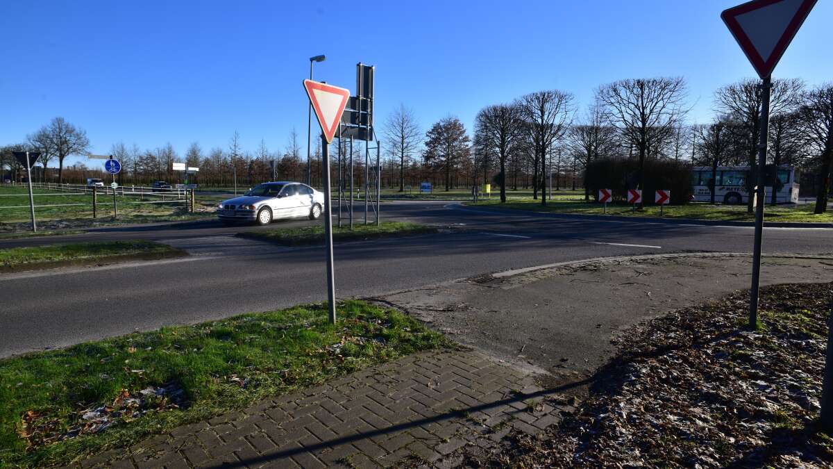 Kreisverkehr im Ammerland NWZLeser fordert mehr Sicherheit für Radfahrer