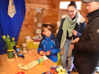 Robin hatte sich f&uuml;r eine der praktischen Taschen entschieden, die die Horties zur Finanzierung ihres Fr&uuml;hlingsfestes bemalt hatten.