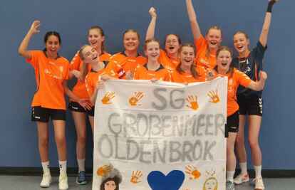 Landesmeisterinnen: die Korbballerinnen der SG Gro&szlig;enmeer/Oldenbrok. Zum Team geh&ouml;ren (hinten, v. l.) Nora Maaziz, Lisa Engelbart, Marianne Warns, Cellina Paskurnyj, Merle Rekowski, Jette Gristede, (vorne, v. l.) Saskia Lagerin, Vanessa Lagerin, Eske Rehberg, Julia S&auml;ger