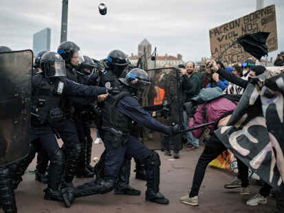 Demonstranten sto&szlig;en in Lyon, Zentralfrankreich mit Polizisten zusammen. Die franz&ouml;sischen Gewerkschaften veranstalten am Donnerstag ihre ersten Massendemonstrationen, seit Pr&auml;sident Emmanuel Macron den Zorn der &Ouml;ffentlichkeit auf sich gezogen hat, indem er ein h&ouml;heres Renteneintrittsalter ohne Abstimmung im Parlament durchsetzte.