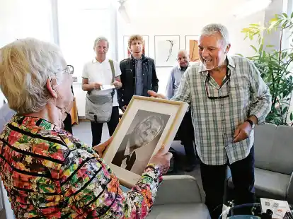 Mai 2018: Mike Frinton (rechts) &uuml;berreicht in Bremerhaven ein Foto. Es zeigt seinen Vater Freddie Frinton