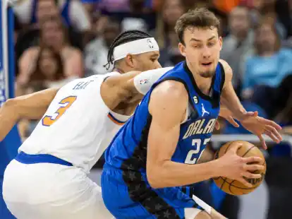 Orlandos Franz Wagner zieht gegen Josh Hart von den New York Knicks (3) zum Korb.