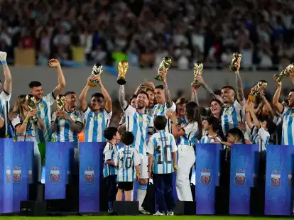 Die argentinische Nationalspieler mit Kopien der Weltmeister-Troph&auml;e w&auml;hrend einer Feier f&uuml;r die einheimischen Fans.