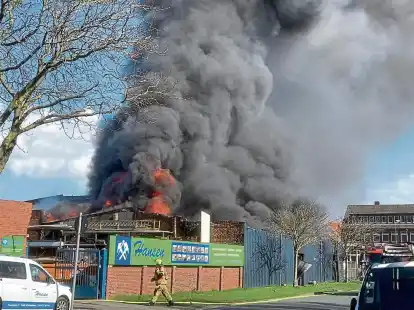 Gro&szlig;brand in der R&uuml;derstra&szlig;e/Ecke Oldebr&uuml;ggestra&szlig;e in Wilhelmshaven. Eine als Lager und KFZ-Werkstatt genutzte Halle stand in Flammen. Die Feuerwehr verhinderte ein &Uuml;bergreifen der Flammen auf angrenzende Geb&auml;ude. Eine Person kam ums Leben, eine weitere wurde schwerst verletzt.