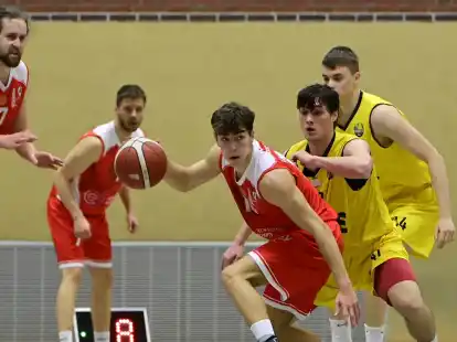 Nach dem Nichtabstiegs-Happy-End bei den Baskets Juniors (gelbes Trikot) treffen die Basketballer des OTB (am Ball: Fynn Marlin Lucas) auf die um den Playoff-Einzug kämpfende SG Braunschweig.