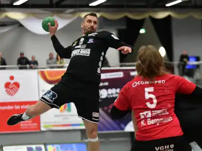 Im Hinspiel gegen die HSG Nienburg taten sich die Handballer des OHV Aurich um Kevin Wendlandt bis zur Schlussphase schwer.