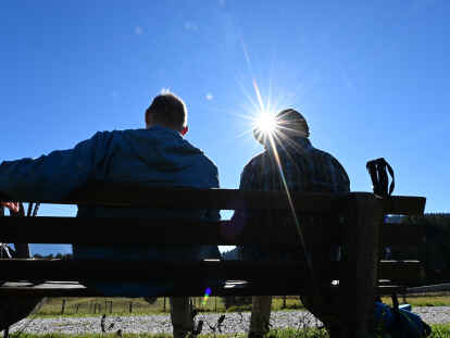 Zwei Urlauber gie&szlig;en eine Pause auf einer Bank: Jetzt mit den Osterferien beginnt wieder die Tourismus-Saison und auch im Landkreis Leer werden wieder zahlreiche G&auml;ste erwartet &ndash; sowohl zu den Feiertagen, als auch generell in der kommenden Saison.