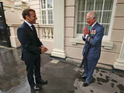 Der damalige britische Prinz Charles (r) 2020 mit Pr&auml;sident Emmanuel Macron in London.