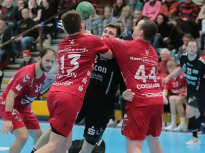Die Zweikämpfe gewinnen, lautet das Motto der WHV-Handballer (von links) Matej Kozul, Sven Eberlein und Alexander Coßmann im Heimspiel gegen den DHK Flensborg.