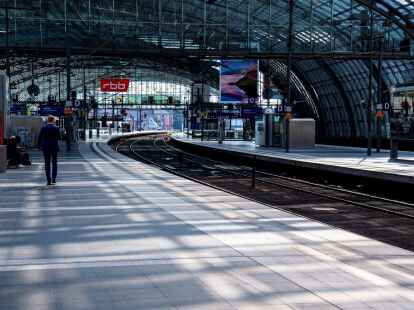 Einsam am Gleis: Wegen des Warnstreiks werden ab der Nacht zu Montag so gut wie keine Z&uuml;ge mehr fahren.