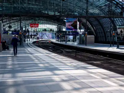 Einsam am Gleis: Wegen des Warnstreiks werden ab der Nacht zu Montag so gut wie keine Z&uuml;ge mehr fahren.