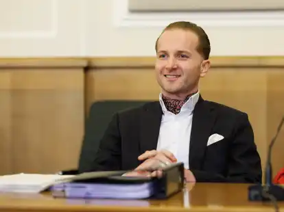 Der Angeklagte Hendrik Holt sitzt in einem Sitzungssaal des Landgerichts.