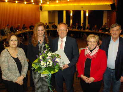 Zufriedene Gesichter nach der Wahl (von links): Ratsvorsitzende Heide Bastrop, Sandra und Karsten Hage sowie Erste Stadtr&auml;tin Anja M&uuml;ller und B&uuml;rgermeister Gerhard B&ouml;hling.