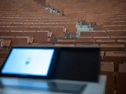 Ein&nbsp;Reformvorschlag des Bildungsministeriums sieht vor, Wissenschaftler in der Postdoc-Phase nur noch f&uuml;r drei Jahre befristet zu besch&auml;ftigen.